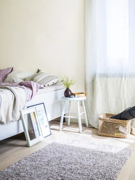 Ściana w sypialni pomalowana odcieniem Sailboat z kolekcji Beckers Designer Colour 