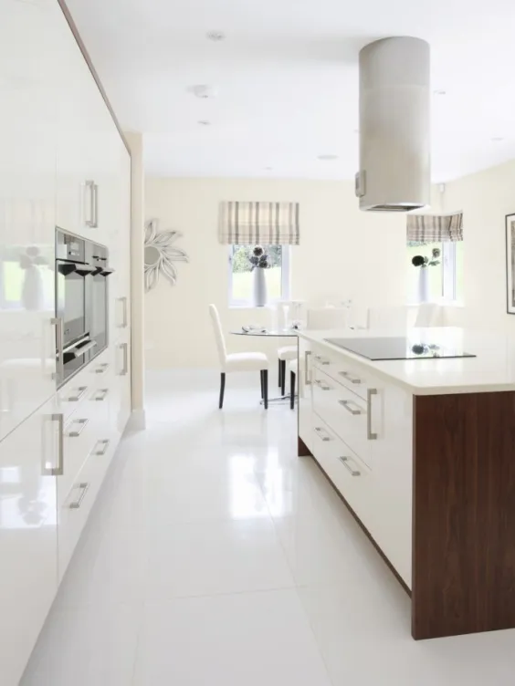 Ściana w kuchni pomalowana odcieniem Linen white z kolekcji https://beckers.pl/kolekcje-kolory/beckers-designer-kitchen-bathroom