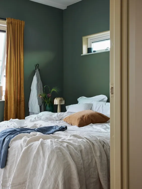 Ściana w sypialni pomalowana odcieniem Herbarium z kolekcji Beckers Designer Collection