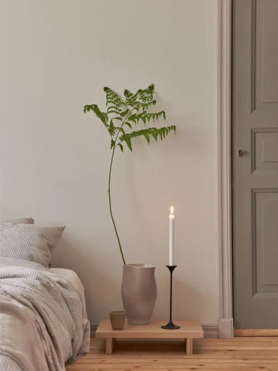 Ściana w salonie pomalowana odcieniem Natural z kolekcji Beckers Designer Collection