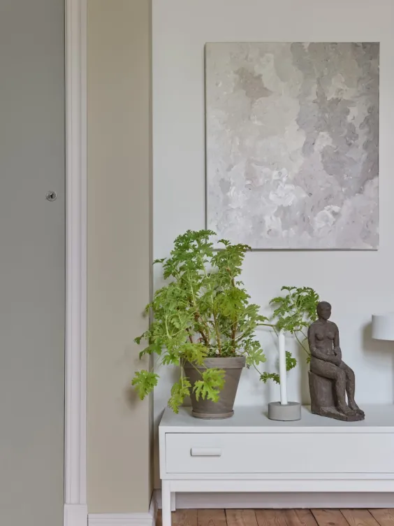 Ściana w salonie pomalowana odcieniami Trust i Shade z palety Beckers Designer Collection