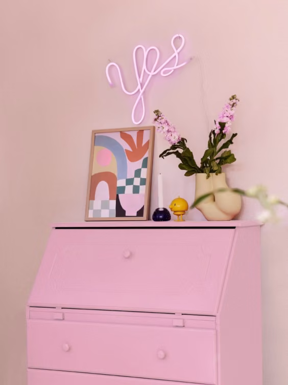 Ściana w pokoju dziecięcym pomalowana odcieniem Fairy tale z palety Beckers Designer Collection i Candy Pink z kolekcji Beckers Designer Universal
