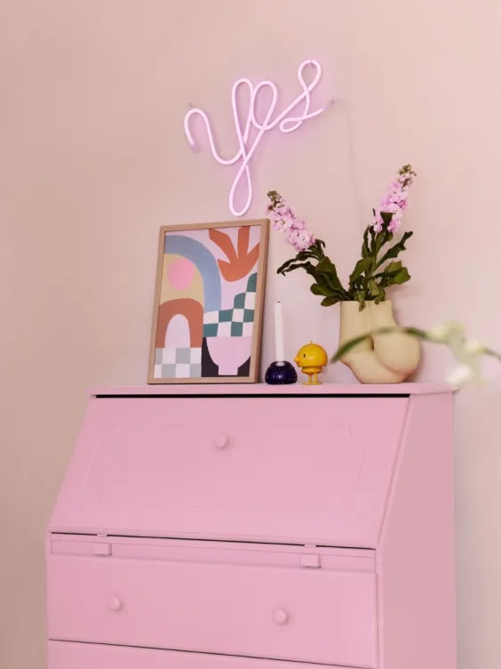 Ściana w pokoju dziecięcym pomalowana odcieniem Fairy tale z palety Beckers Designer Collection i Candy Pink z kolekcji Beckers Designer Universal