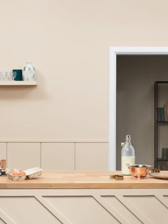 Ściana w kuchni pomalowana odcieniem Cappuccino z kolekcji Beckers Designer Universal i Beckers Designer Colour