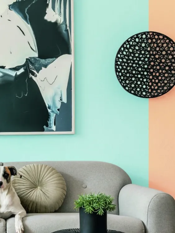 Ściana w salonie pomalowana odcieniami Oyster i Camel z kolekcji Beckers Väggfärg Colour