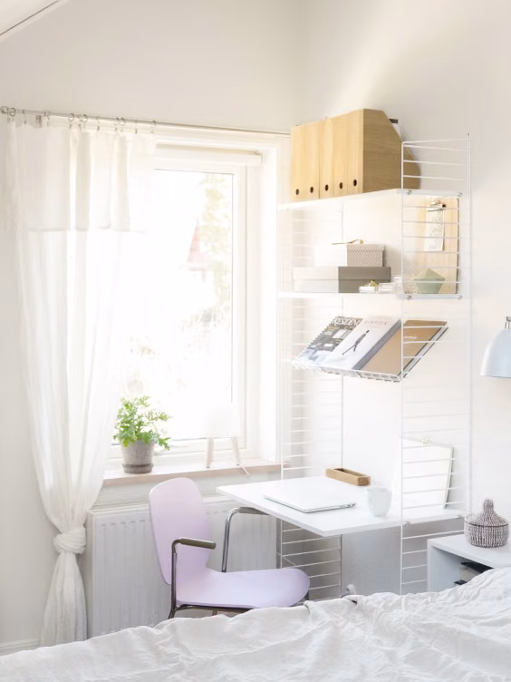 ściana w salonie pomalowana odcieniem  Mellow z palety Beckers Designer Collection