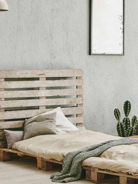 Ściana w sypialni pomalowana odcieniem  Healing Grey z kolekcji Beckers Designer Colour