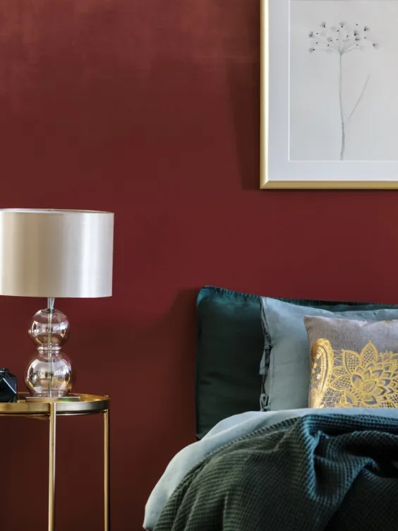 Ściana w sypialni pomalowana odcieniem  Cherry z kolekcji Beckers Designer Colour