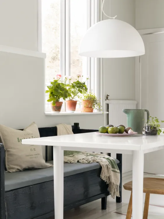 Ściana w kuchni pomalowana odcieniami Frappe i Black z palety Beckers Designer Universal oraz kolorami Porcelain grey i White z kolekcji Beckers Designer Kitchen & Bathroom