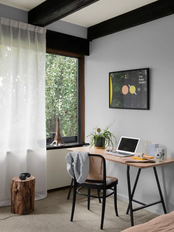 Ściana w miejscu pracy pomalowana odcieniem Light Grey z kolekcji Beckers Designer Colour 