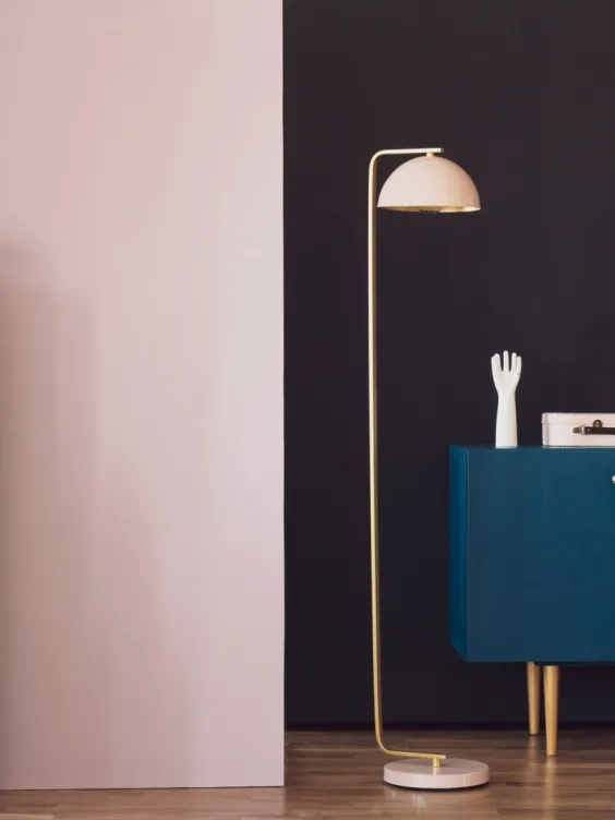 Ściana w salonie pomalowana odcieniem Nile z kolekcji Beckers Designer Universal.