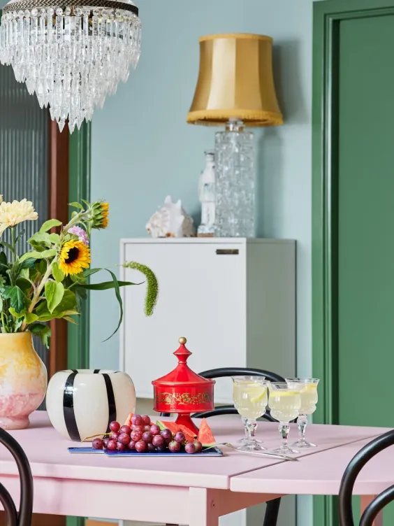 Ściana w kuchni pomalowana odcieniami Poetic z palety Beckers Designer Collection i Candy Pink z kolekcji Beckers Designer Universal