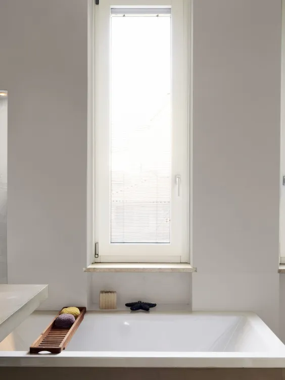 Ściany w łazience pomalowane odcieniem Porcelain grey z kolekcji Beckers Designer Kitchen & Bathroom