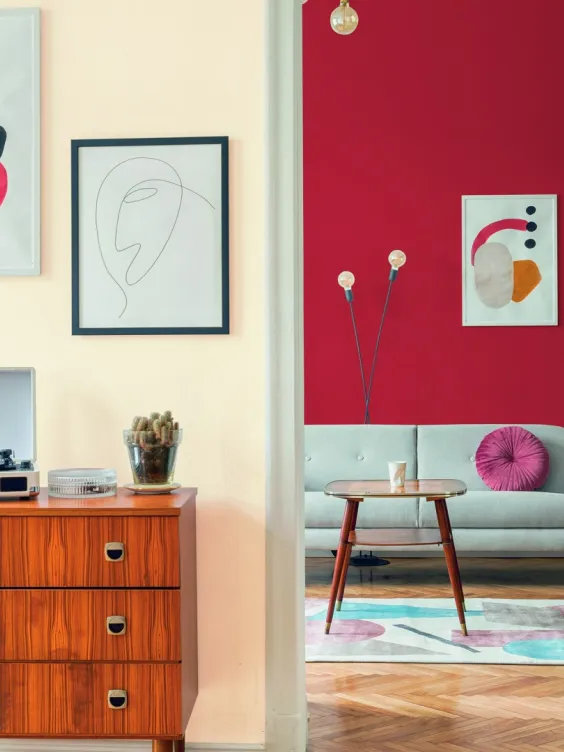 Ściana w salonie pomalowana odcieniami Swan i Hot&spicy z kolekcji Beckers Väggfärg Colour