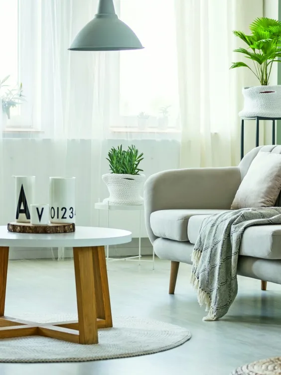 Ściana w salonie pomalowana odcieniem Grey shell z kolekcji Beckers Väggfärg White i kolorem White z palety Beckers Väggfärg White