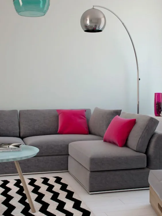 Ściana w salonie pomalowana odcieniami Silver Pearl z kolekcji Beckers Designer Colour i White z palety Beckers Designer White