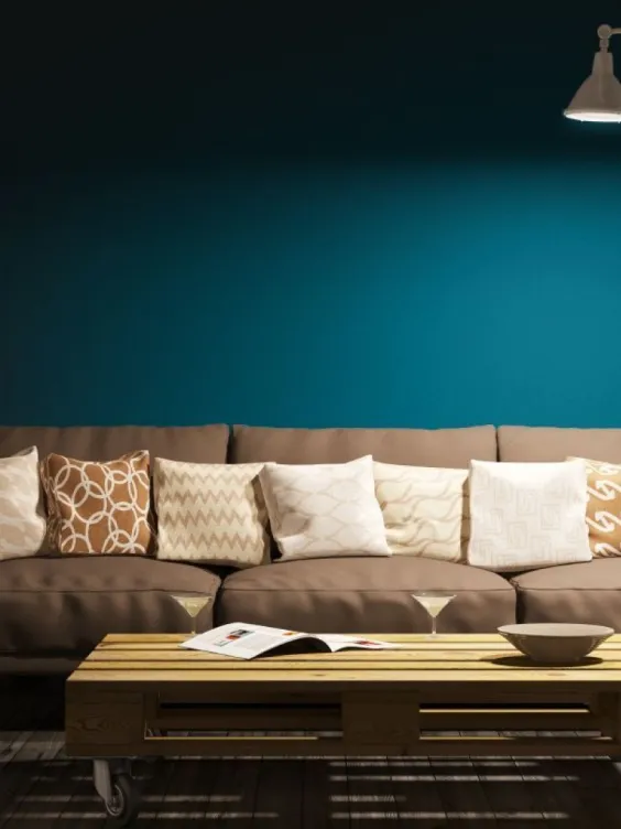 Ściana w salonie pomalowana odcieniem  Cleopatra z palety Beckers Designer Colour 