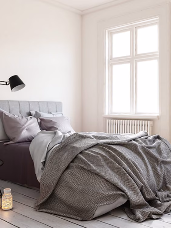 Ściana w salonie pomalowana odcieniem Mellow z palety Beckers Designer Collection