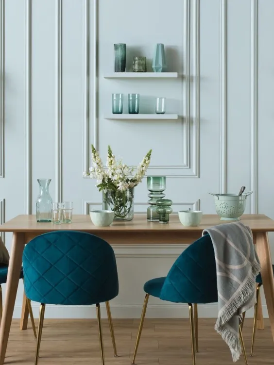 Ściana w salonie pomalowana odcieniem Pixie z kolekcji Beckers Designer Collection