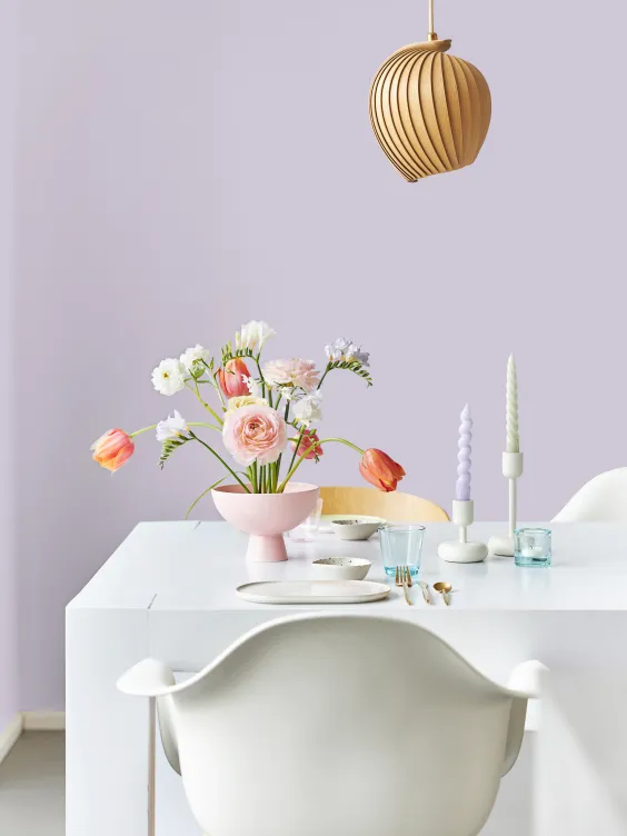 Ściana jadalni pomalowana kolorem Soft Lilac z Beckers It's Simple