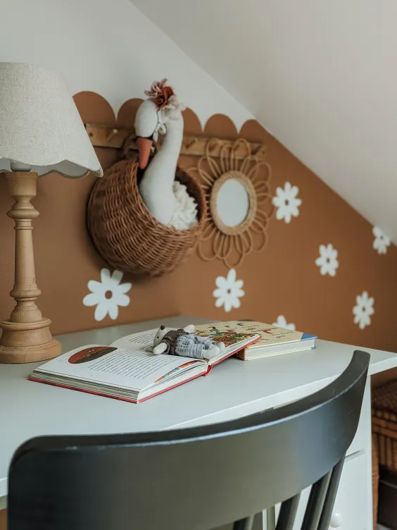 Pokój dziecięcy pomalowany odcieniem Brownie i Cotton Candy z palety Beckers Designer Colour - detal