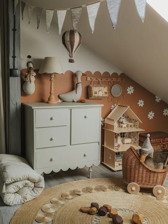 Pokój dziecięcy pomalowany odcieniem Brownie i Cotton Candy z palety Beckers Designer Colour - kącik czytelniczy