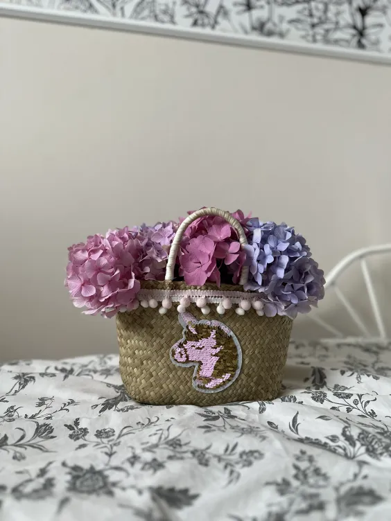 Ściana pomalowana odcieniem Hope oraz White z linii Beckers Designer Collection