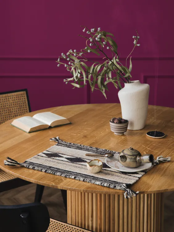  Ściana pomalowana kolorem Burgundy z linii farb Beckers Designer Colour