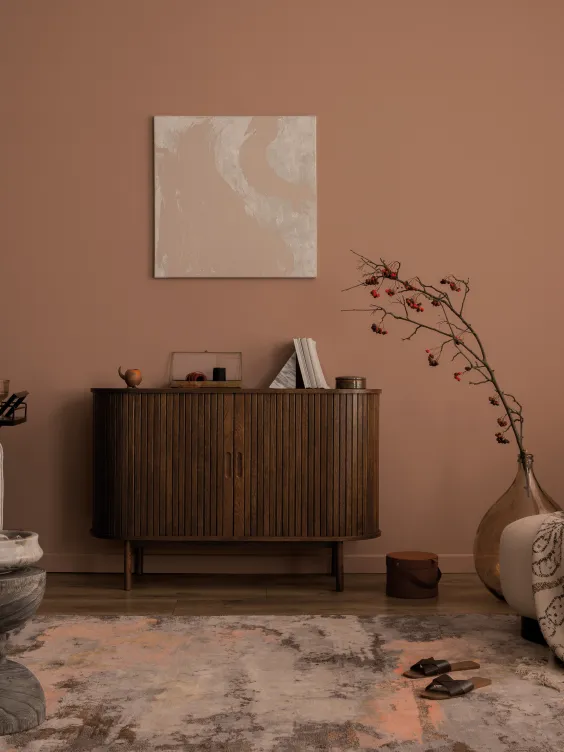  Ściana pomalowana kolorem Brownie z linii farb Beckers Designer Colour