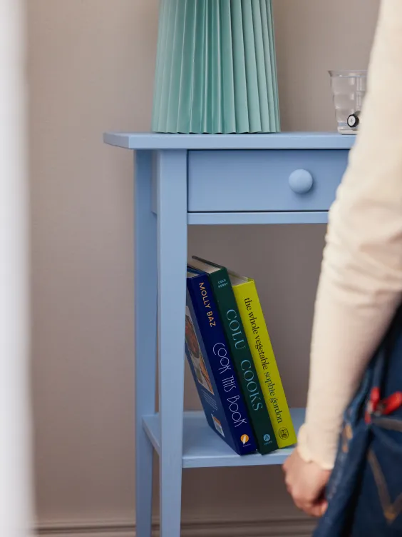 Stolik nocny z kolorowym twistem w odcieniu Aqua