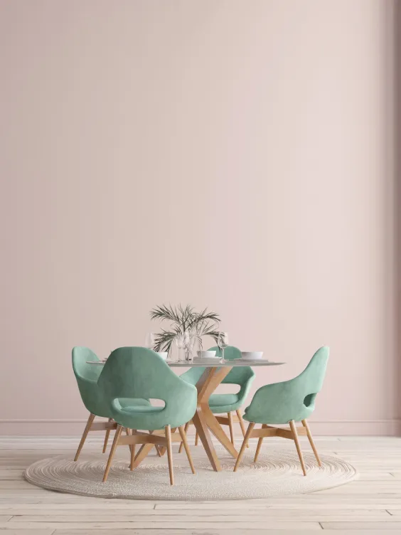 Ściana jadalni pomalowana kolorem różowym Powder Pink z Beckers Designer Colour