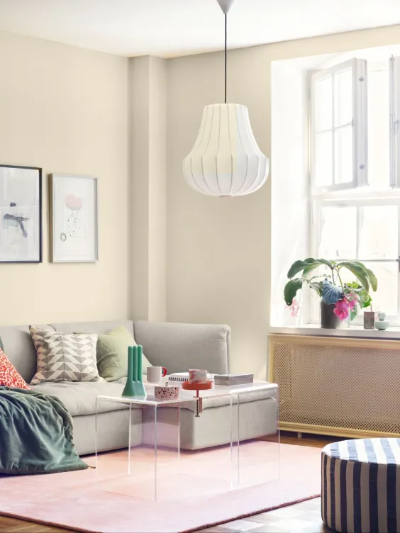 Ściana w salonie pomalowana odcieniem Sparkling z linii Beckers Designer Collection