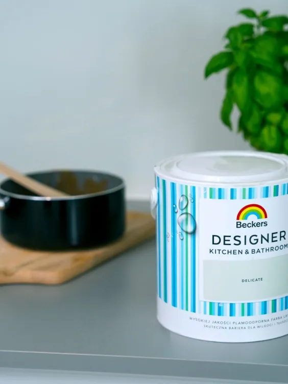 Kolor City Walk na ścianie w kuchni z linii farb Beckers Designer Kitchen & Bathroom