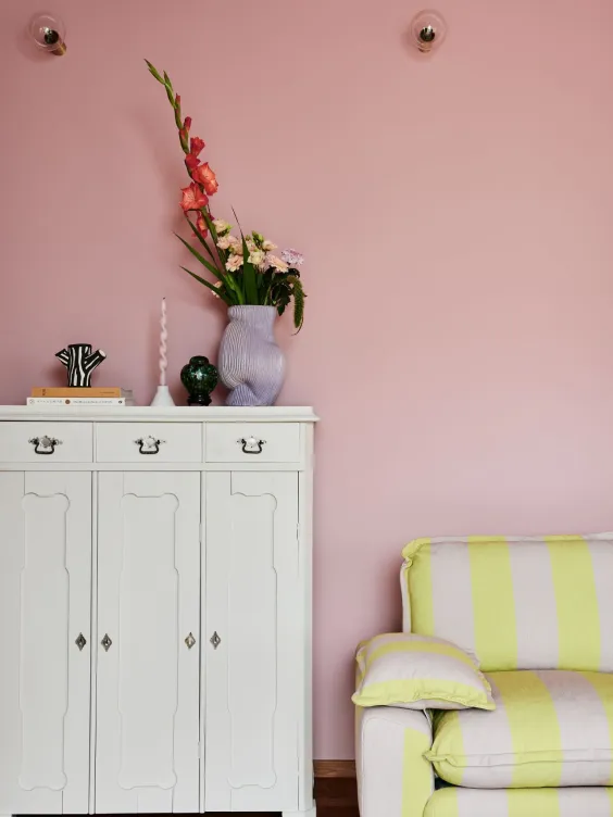 Ściana pomalowana odcieniem Ballet z linii Beckers Designer Collection