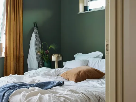 Ściana w sypialni pomalowania odcieniem Herbarium