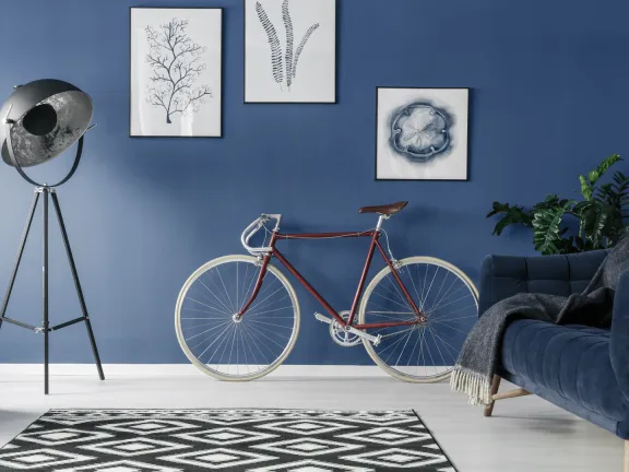 Ściana w salonie pomalowana odcieiem Marina Blue z kolekcji Beckers De