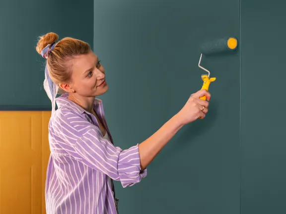 Ściana w mieszkaniu pomalowana odcieniem Victorian Green z kolekcji Beckers Designer Colour