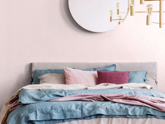 Ściana w salonie pomalowana odcieniem Joy z kolekcji Beckers Designer Colour