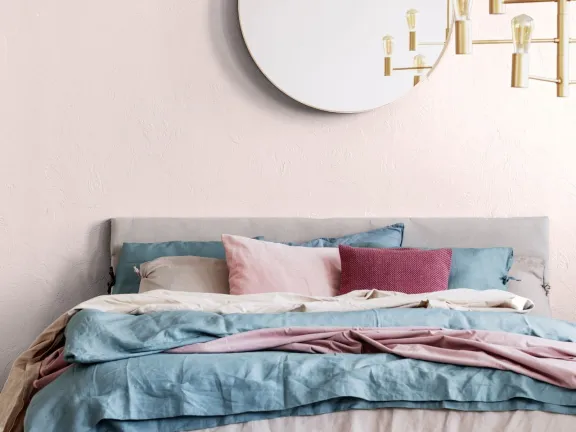 Ściana w salonie pomalowana odcieniem Joy z kolekcji Beckers Designer Colour