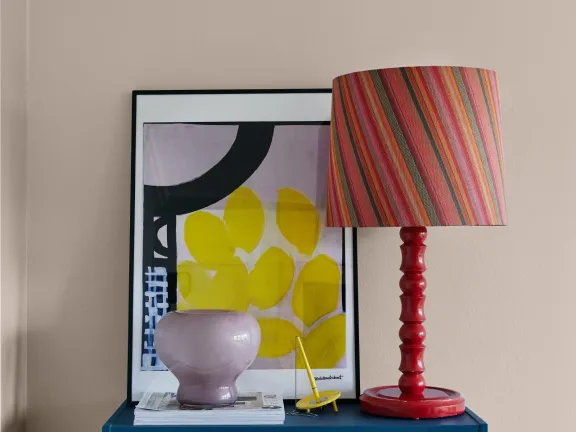 Ściana w salonie pomalowana odcieniem Hope