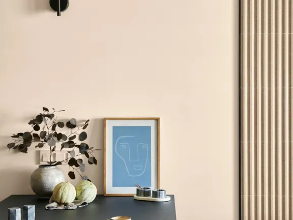 Ściana w miejscu pracy pomalowana odcieniem Cream