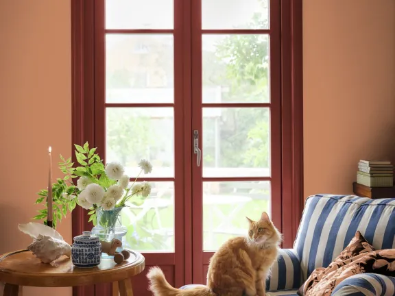 Ściana w salonie pomalowana odcieniem Ruddy z kolekcji Beckers Designer Collection