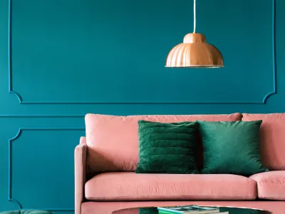 Ściana w salonie pomalowana odcieniem Cleopatra z palety Beckers Designer Colour