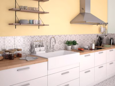 Ściana w kuchni pomalowana odcieniami Comfort i Yellow grapefruit z kolekcji  Beckers Designer Kitchen & Bathroom