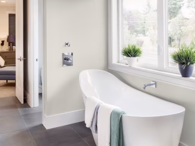 Ściany w łazience pomalowane odcieniem Linen white z kolekcji Beckers Designer Kitchen & Bathroom
