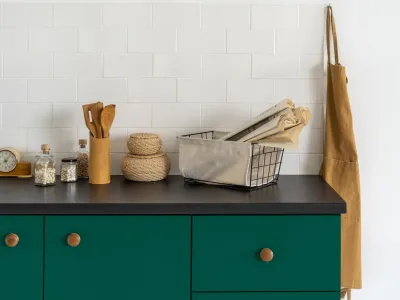 Ściana w kuchni pomalowana odcieniem Monstera z kolekcji Beckers Designer Universal