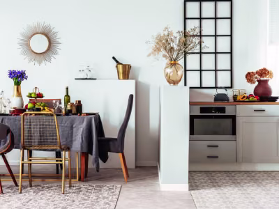 Ściana w kuchni pomalowana produktem Beckers Väggfärg White w odcieniu White 
