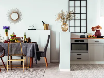 Ściana w kuchni pomalowana produktem Beckers Väggfärg White w odcieniu White 