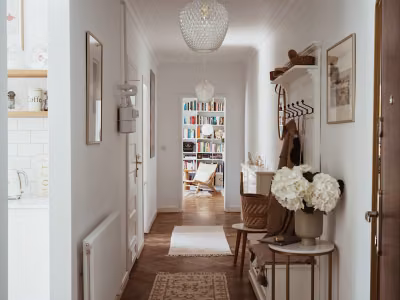 Korytarz pomalowany odcieniem White Beckers Designer Kitchen & Bathroom 