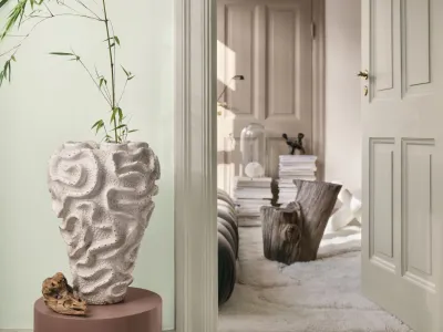 Ściana w przedpokoju w odcieniu Magic Day i ściana w salonie w odcieniu Hope